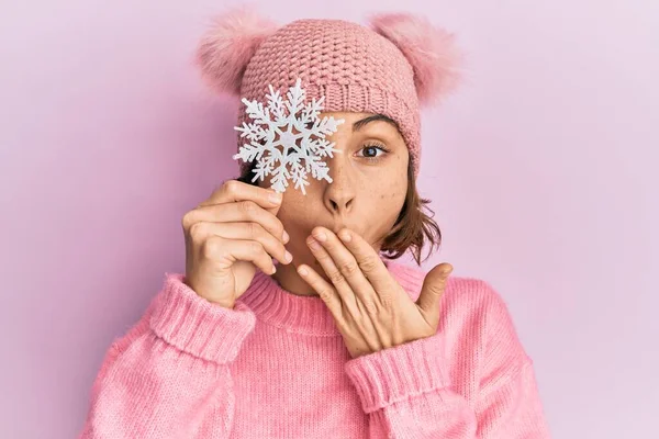 Νεαρή Μελαχρινή Γυναίκα Που Κρατάει Νιφάδα Χιονιού Φορώντας Χειμερινό Καπέλο — Φωτογραφία Αρχείου