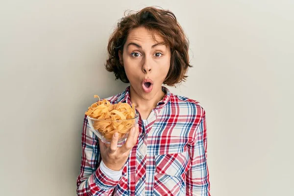 Junge Brünette Frau Hält Schüssel Mit Italienischer Pasta Erschrocken Und — Stockfoto