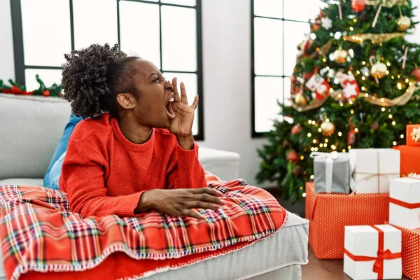 Jovem Afro Americana Deitada Sofá Perto Árvore Natal Gritando Gritando — Fotografia de Stock