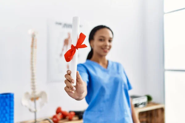 Ung Afrikansk Amerikansk Kvinna Bär Sjukgymnast Uniform Innehar Diplom Kliniken — Stockfoto