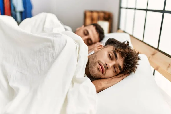 Twee Spaanse Mannen Paar Slapen Slaapkamer — Stockfoto