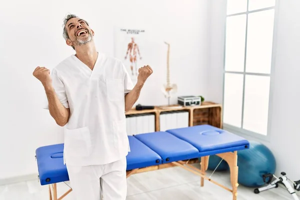 Der Hispanische Therapeut Mittleren Alters Der Einer Schmerzklinik Arbeitet Feiert — Stockfoto