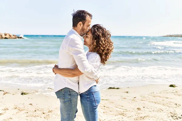 중년의 스페인 해변에서 키스하고 껴안고 — 스톡 사진
