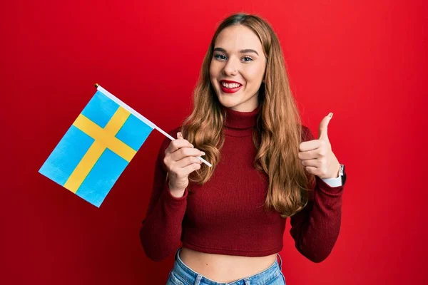Junge Blonde Frau Mit Schwedenfahne Die Glücklich Und Positiv Lächelt — Stockfoto