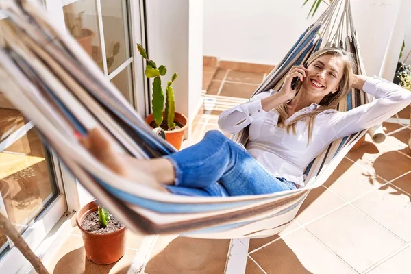 Jovem Loira Falando Smartphone Deitado Rede Terraço — Fotografia de Stock