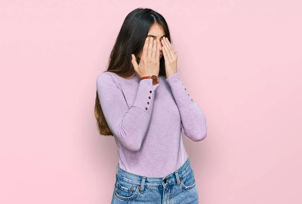 Młoda Piękna Nastolatka Nosi Sweter Turtleneck Ocierając Oczy Zmęczenie Ból — Zdjęcie stockowe