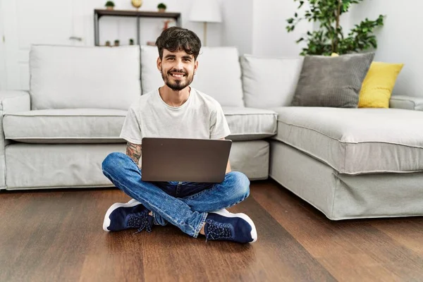Jovem Hispânico Usando Laptop Sentado Chão Casa — Fotografia de Stock