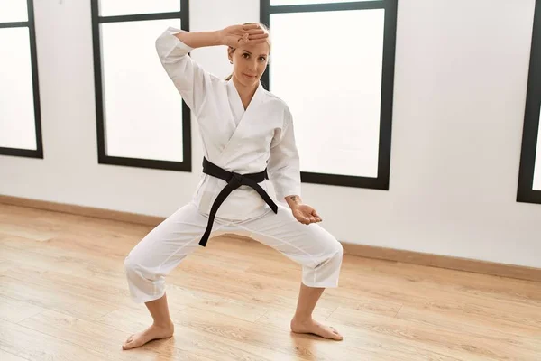 Ung Kaukasisk Kvinna Utbildning Karate Sportcenter — Stockfoto