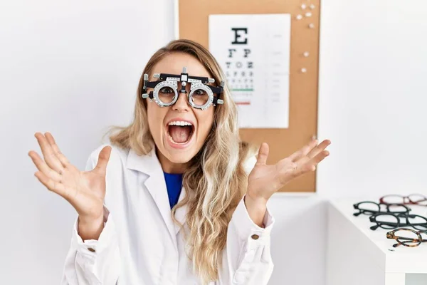 Jonge Mooie Opticien Vrouw Draagt Optometrie Bril Kliniek Vieren Overwinning — Stockfoto