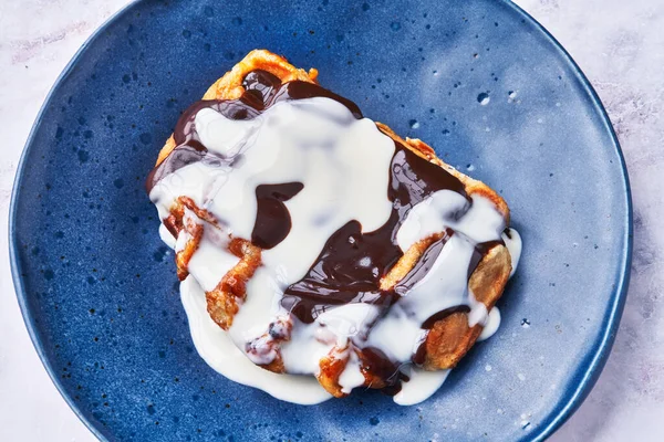 Plaat Van Heerlijke Wafel Met Chocolade Room Marmeren Oppervlak — Stockfoto