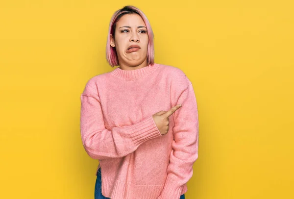 Mulher Hispânica Com Cabelo Rosa Vestindo Camisola Inverno Casual Apontando — Fotografia de Stock