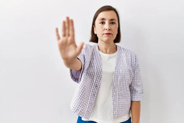 Schöne Hispanische Frau Mittleren Alters Die Vor Isoliertem Hintergrund Steht — Stockfoto