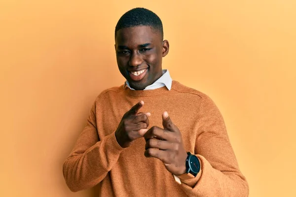 Junger Afrikanisch Amerikanischer Mann Lässiger Kleidung Der Mit Erhobenem Zeigefinger — Stockfoto