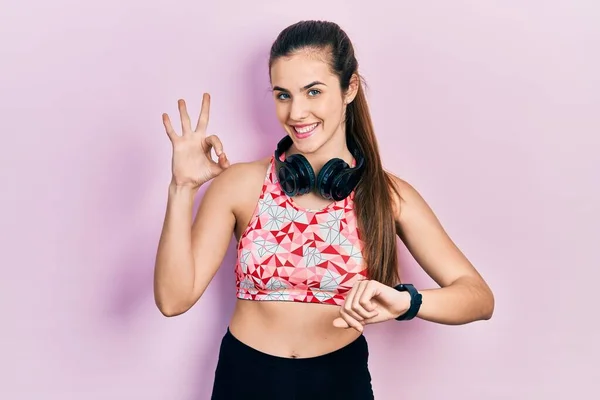 Jeune Adolescente Brune Portant Des Vêtements Gymnastique Utilisant Des Écouteurs — Photo