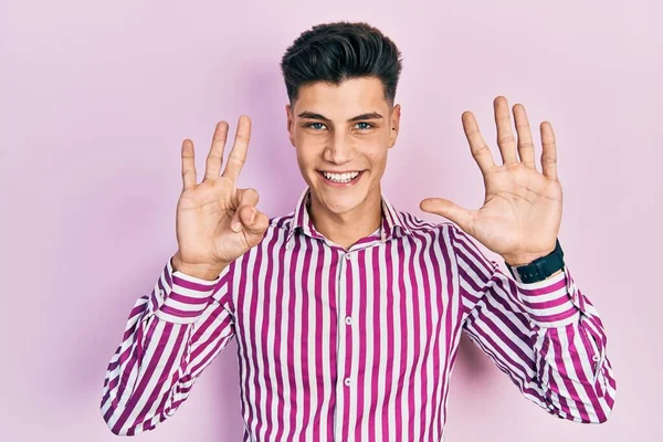 Mladý Hispánec Nosí Ležérní Oblečení Ukazující Ukazující Prsty Číslo Osm — Stock fotografie