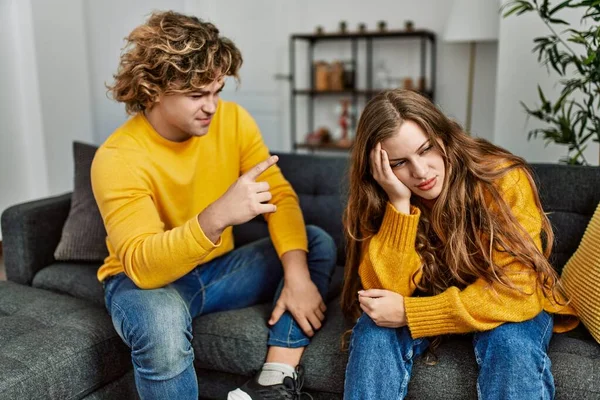 Pasangan Muda Kaukasia Berdebat Duduk Sofa Rumah — Stok Foto