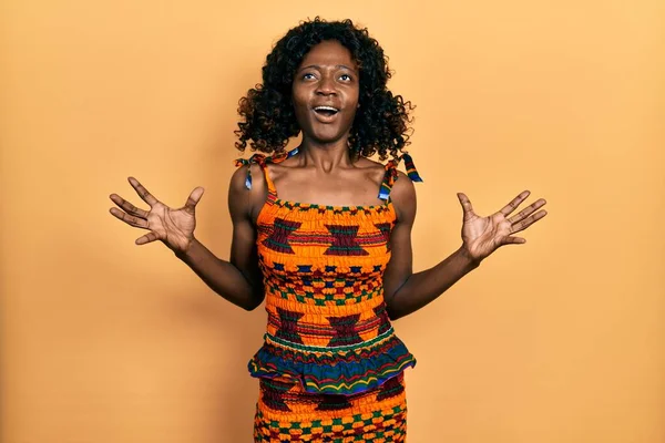 Junge Afroamerikanerin Traditioneller Afrikanischer Kleidung Verrückt Und Verrückt Schreiend Und — Stockfoto