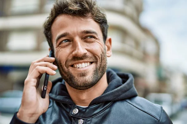 Handsome Hispanic Man Beard Smiling Happy Outdoors Speaking Phone — Stock Photo, Image