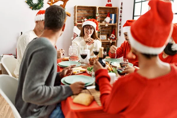幸せな笑顔の若者のグループ自宅でクリスマスディナーを持って — ストック写真