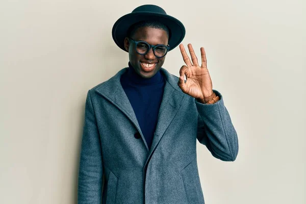 エレガントなスタイルを身に着けている若いアフリカ系アメリカ人の男性は 手と指でOkサインを行う積極的な笑顔 成功した表現 — ストック写真