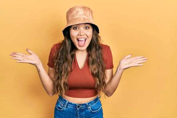 Chica Hispana Joven Con Ropa Casual Sombrero Celebrando Loco Sorprendido —  Fotos de Stock