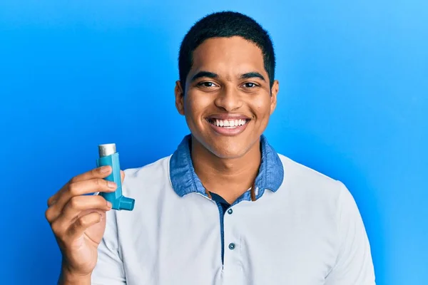 Jonge Knappe Latijns Amerikaanse Man Met Medische Astma Inhalator Die — Stockfoto