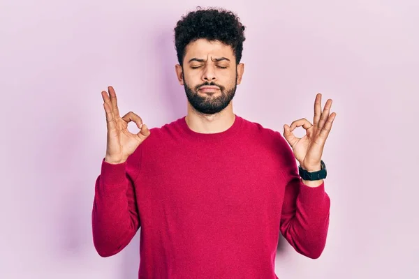 Jonge Arabische Man Met Baard Draagt Casual Roze Trui Ontspannen — Stockfoto