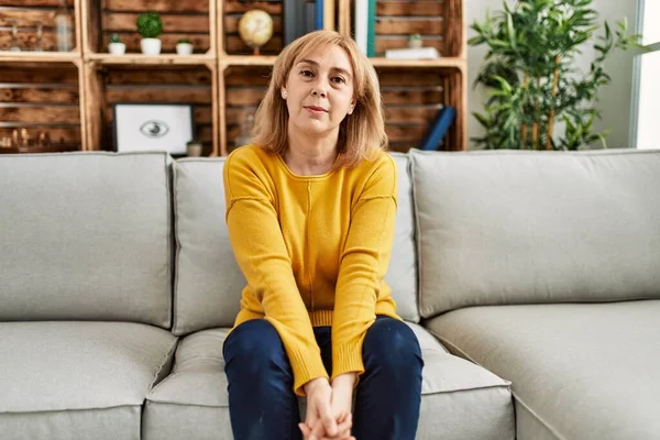 Donna Caucasica Mezza Età Che Indossa Abiti Casual Seduta Sul — Foto Stock