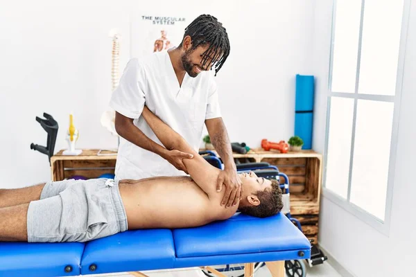 Due Uomini Fisioterapista Paziente Avendo Sessione Riabilitazione Braccio Teso Clinica — Foto Stock