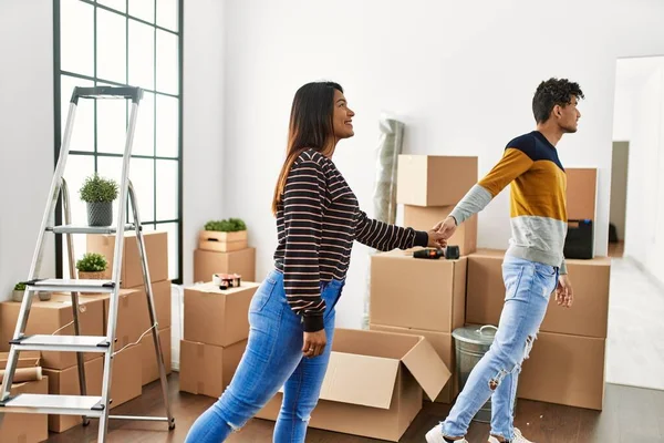 Jovem Casal Latino Sorrindo Feliz Com Mãos Juntas Nova Casa — Fotografia de Stock