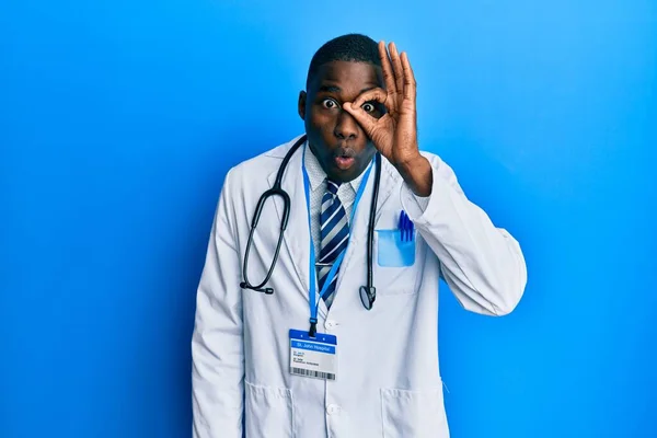 Молодой Африканский Американец Одетый Медицинскую Форму Делает Нормальный Жест Шокированный — стоковое фото