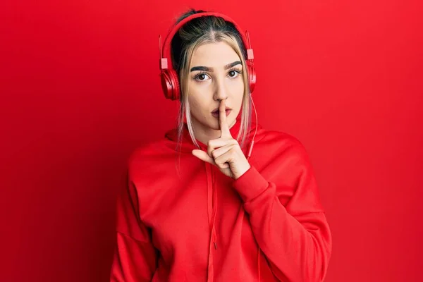 Fiatal Modern Lány Tornaruhát Visel Fejhallgatót Használ Hogy Csendben Legyen — Stock Fotó