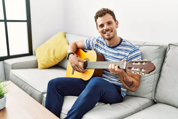 Ung Latinamerikansk Man Ler Säker Spelar Klassisk Gitarr Hemma — Stockfoto