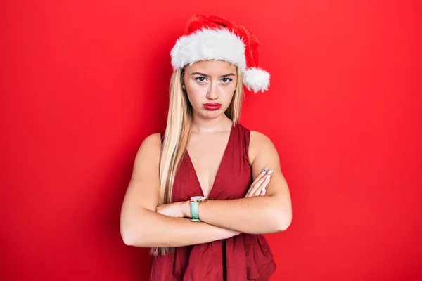 Ung Blond Flicka Bär Jul Hatt Skeptisk Och Nervös Ogillande — Stockfoto