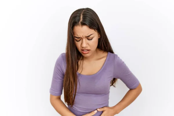 吐き気 痛みを伴う病気が具合が悪いので 若いブルネットの女性が胃の上に手で孤立した背景に立っている キャッシュ コンセプト — ストック写真