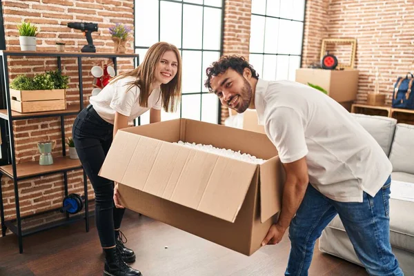 Homem Mulher Casal Sorrindo Confiante Segurando Pacote Nova Casa — Fotografia de Stock