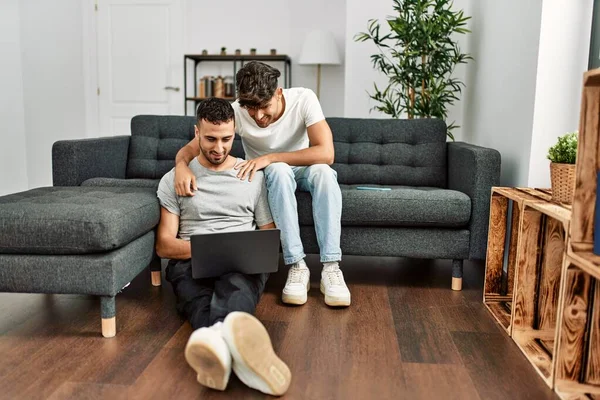 Two Hispanic Men Couple Using Laptop Hugging Each Other Home — Stock Photo, Image