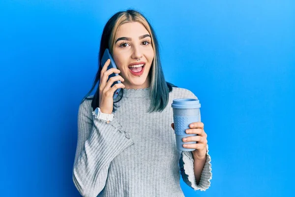 Jovem Garota Moderna Usando Smartphone Beber Uma Xícara Café Celebrando — Fotografia de Stock