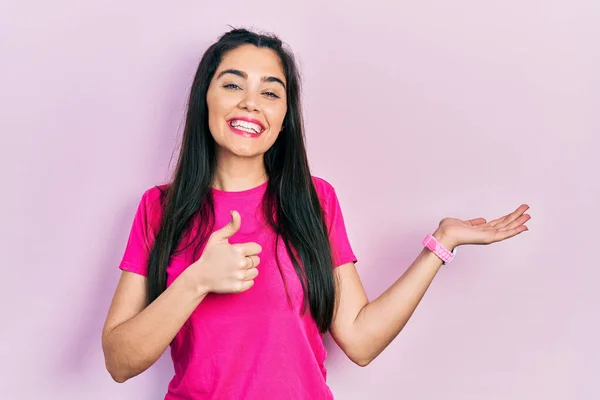 Joven Chica Hispana Con Camiseta Rosa Casual Mostrando Palma Mano —  Fotos de Stock