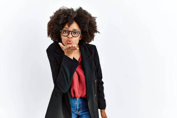 非洲裔美国女人 身穿商务外套 戴着眼镜 看着相机 用手在空气中亲吻 看上去可爱而性感 爱的表达 — 图库照片