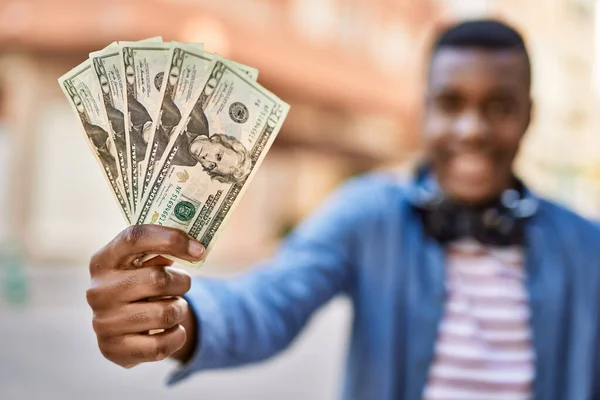 Fiatal Afro Amerikai Férfi Használja Fejhallgató Gazdaság Dollár Városban — Stock Fotó
