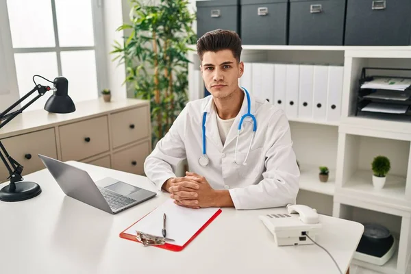 Jovem Hispânico Vestindo Uniforme Médico Trabalhando Clínica — Fotografia de Stock
