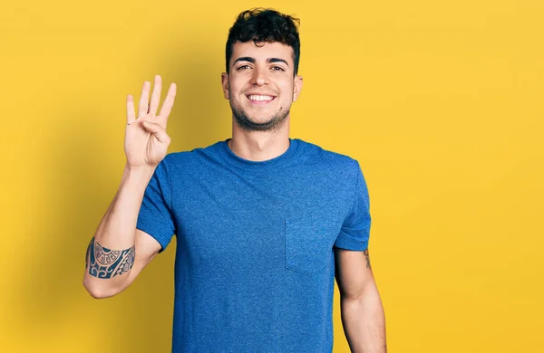 Gündelik Tişört Giyen Genç Spanyol Adam Gülümseyerek Kendinden Emin Mutlu — Stok fotoğraf