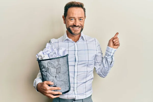 Homem Meia Idade Segurando Caixa Papel Cheia Papéis Amassados Sorrindo — Fotografia de Stock