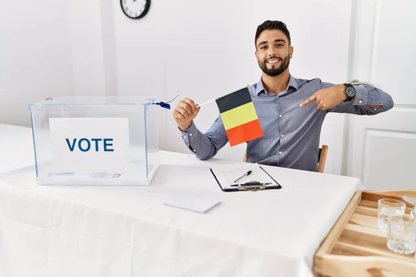 Siyasi Seçim Kampanyasında Sakallı Genç Yakışıklı Bir Adam Almanya Bayrağını — Stok fotoğraf
