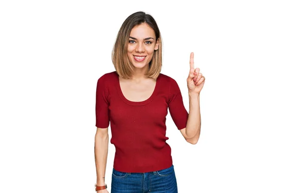 Młoda Blondynka Luźnych Ubraniach Pokazując Wskazując Palcem Numer Jeden Uśmiechając — Zdjęcie stockowe
