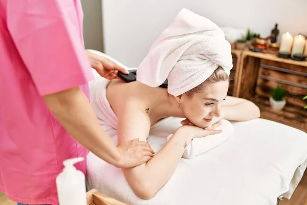 Femme Souriant Heureux Récidive Massage Dos Avec Des Pierres Noires — Photo