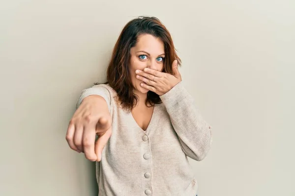 Mujer Caucásica Joven Con Ropa Casual Riéndose Señalando Con Dedo —  Fotos de Stock