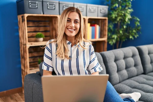 Mujer Rubia Joven Usando Ordenador Portátil Sentado Sofá Casa —  Fotos de Stock