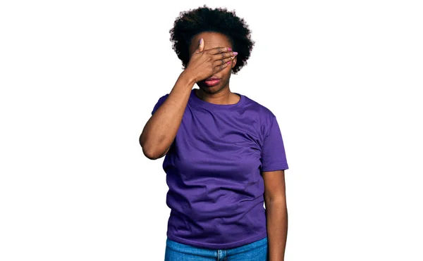 黑头发的非洲裔美国女人穿着随意的紫色T恤 用手蒙住眼睛 看起来严肃而忧郁 躲藏和拒绝的概念 — 图库照片
